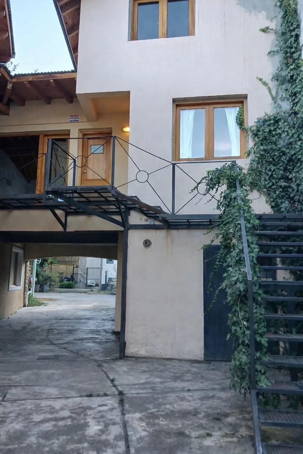 Escalera exterior y puerta del consultorio en el primer piso
