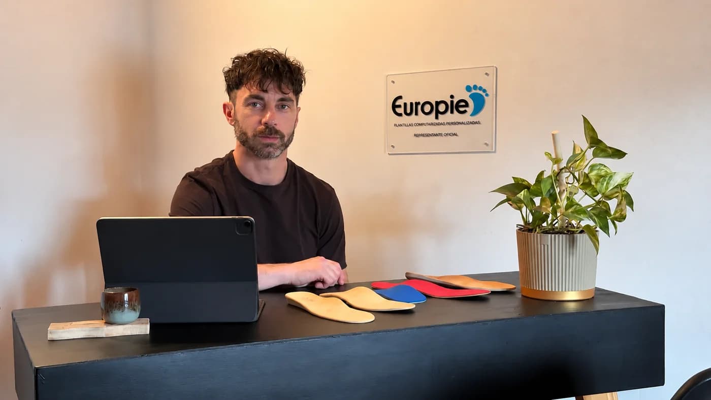 Sebastián Moreno con muestras de plantillas y el cartel de Europie